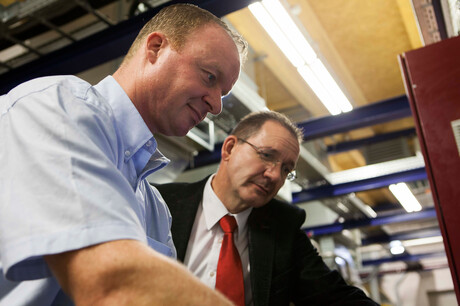 Hages, a Kaeser mérnöke és Baumgarten, a ZF Friedrichhafen munkatársa konzultáció közben