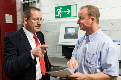 Hages, a Kaeser Kompressoren mérnöke és Baumgarten, a ZF Friedrichshafen munkatársa a sűrített levegő állomás terveiről tárgyal