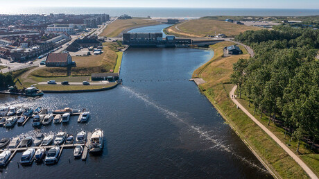 A The Great Bubble Barrier buborékfüggönye a hollandiai Katwijk-ban.