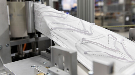 FFP-2 légzésvédő maszkok készülnek az Unimatic vállalatnál.