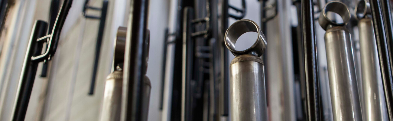 Kép a lengéscsillapítók nyersdarabjairól a ZF Friedrichshafen vállalatnál