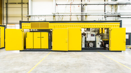 Nyitott sűrített levegő kompresszorállomás a Kaeser Kompressoren csavarkompresszoraival.