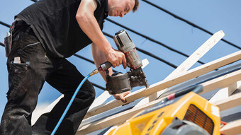 A KAESER i.Comp 3 kisipari kompresszor a sűrített levegős szögeléshez is mindig az igény szerinti sűrített levegőt biztosítja.