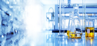 Sűrített levegős kompresszorok laboratóriumi használatra is – a KAESER KOMPRESSOREN biztonságos és olajmentes sűrített levegős ellátása a vegyipar minden területén a legmagasabb tisztasági követelményeknek megfelelően.