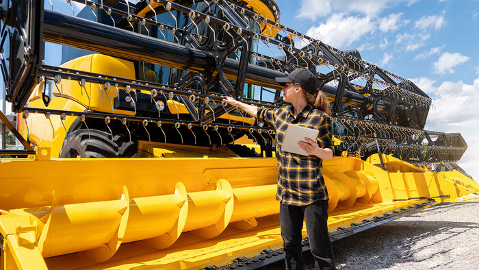 A kombájnt professzionálisan légkompresszorral megtisztították, és a téli tárolás előtt átvizsgálták.