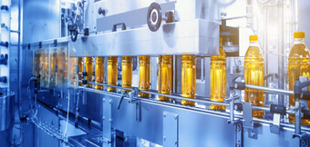 Sűrített levegős kompresszorok az élelmiszerek feltöltéséhez – tiszta, biztonságos és olajmentes technológia a KAESER KOMPRESSOREN-tól a gyártósoron.