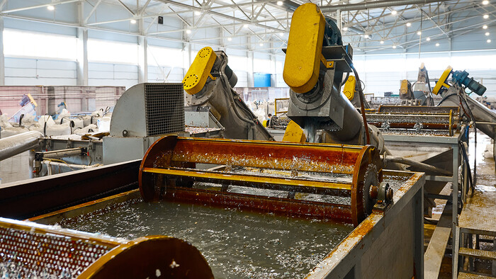A kompresszorból kiáramló levegő felmelegíti a vizet az alkatrészek tisztításához.