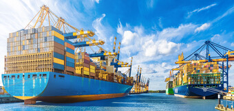 Hajózási és hajógyártási műveletekben használt sűrített levegős kompresszorok – a KAESER KOMPRESSOREN hatékony technológiája a tengeri alkalmazásokhoz.