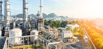 A KAESER KOMPRESSOREN légkompresszorai egy modern olajfinomítóban – hatékony, biztonságos és innovatív technológia az olaj- és gázipar megbízható sűrített levegő ellátásához.