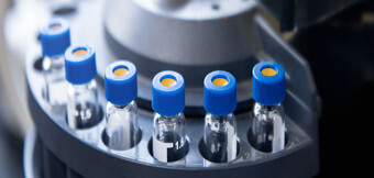 Olajmentes és tiszta sűrített levegő gyógyszerészeti és orvosi technológiákhoz – hatékony sűrített levegő kompresszorok a KAESER KOMPRESSOREN-tól az érzékeny gyártási folyamatokhoz és a tiszta helyiségekhez.